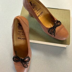 Brown Leather Mid-Heel Pumps with Bow Macanna